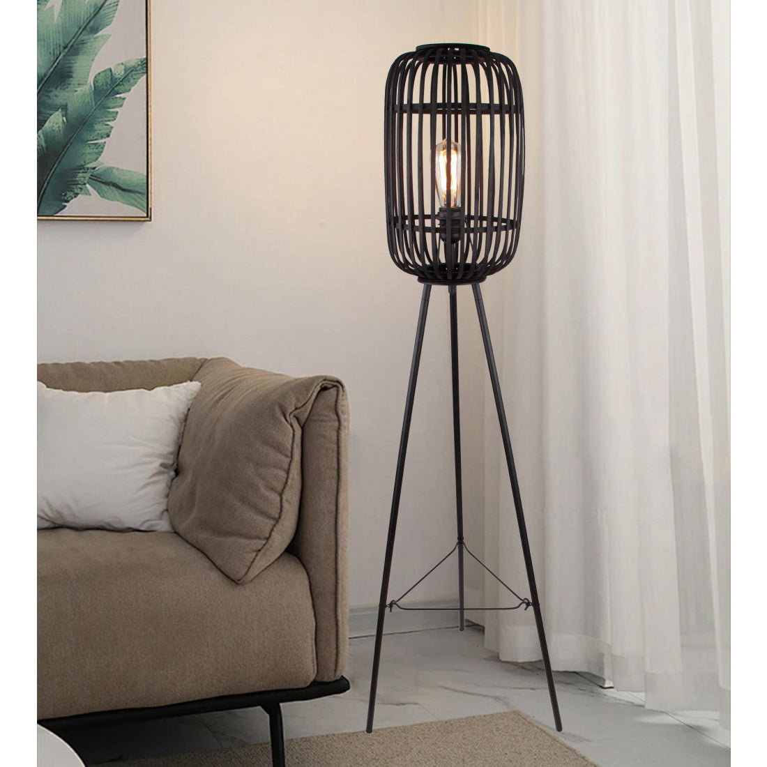 Various Woven vloerlamp Ø22 cm, 130 cm hoog, geplaatst in een woonkamer of leeshoek, die warme sfeerverlichting verspreidt.