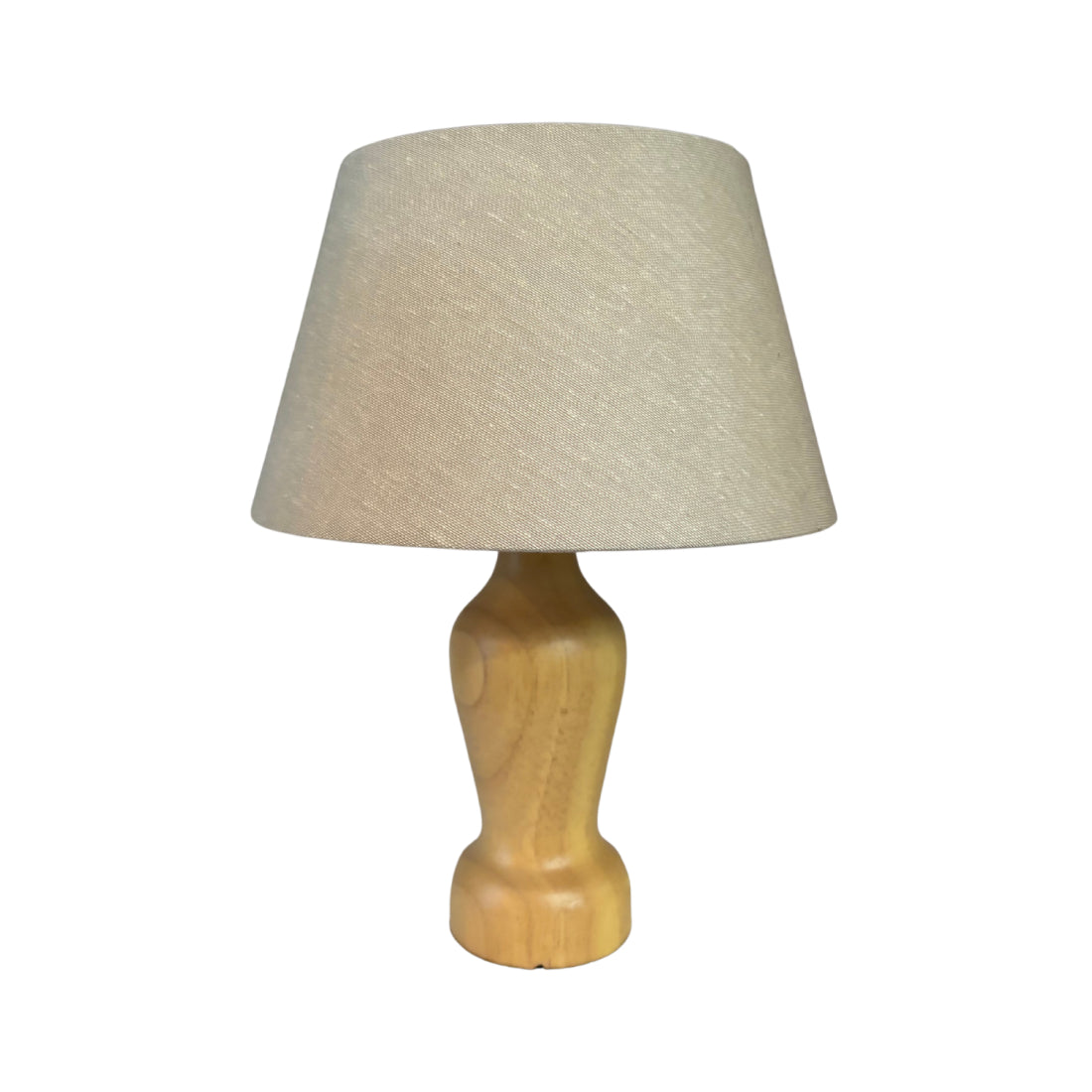 Tafellamp Mona met een lichtgekleurde houten voet en een zandkleurige linnen kap tegen een witte achtergrond.