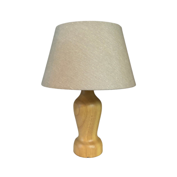 Tafellamp Mona met een lichtgekleurde houten voet en een zandkleurige linnen kap tegen een witte achtergrond.
