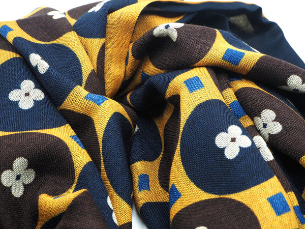 Šal z dvojnim slojem v vzorcu