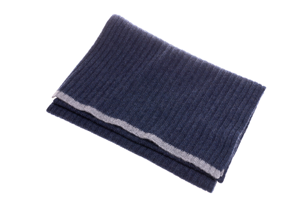 Modri šal z robom iz čistega kašmirja