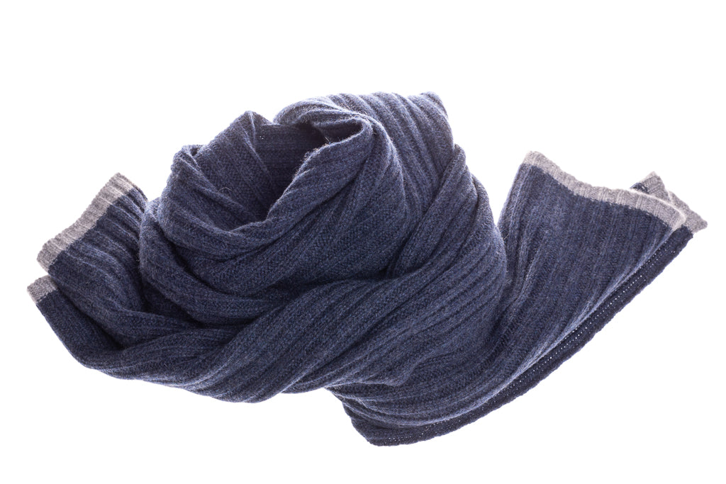 Modri šal z robom iz čistega kašmirja