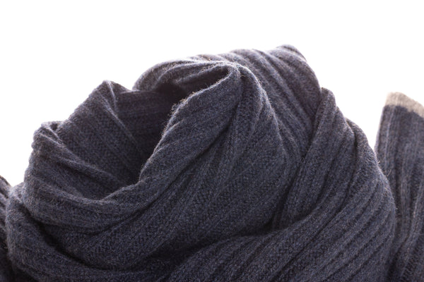 Modri šal z robom iz čistega kašmirja