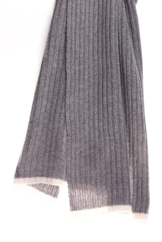 Siv šal z mehkimi kašmirnimi robovi