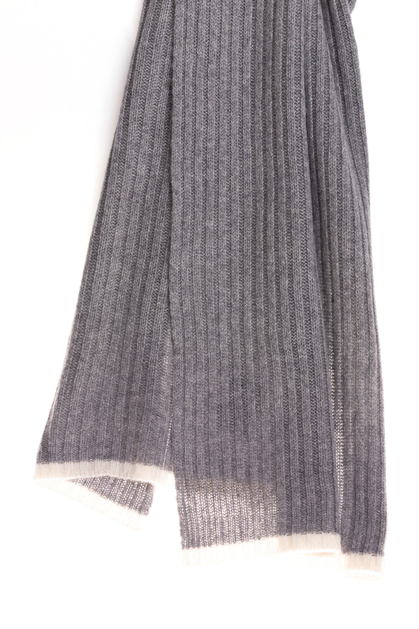 Siv šal z mehkimi kašmirnimi robovi