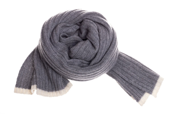 Siv šal z mehkimi kašmirnimi robovi