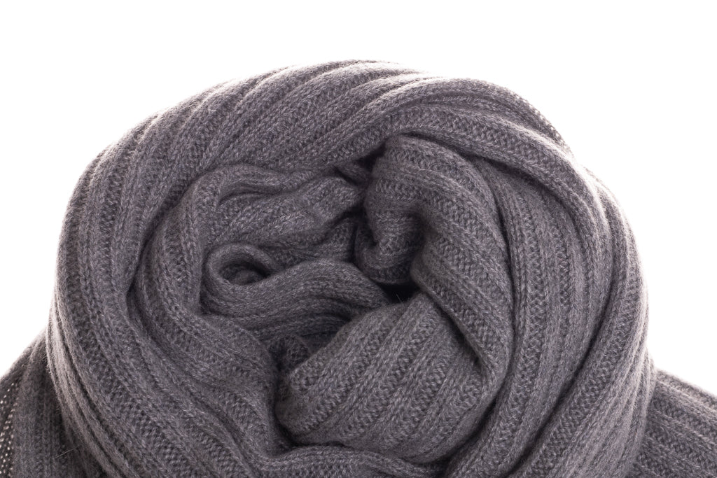 Siv šal z mehkimi kašmirnimi robovi