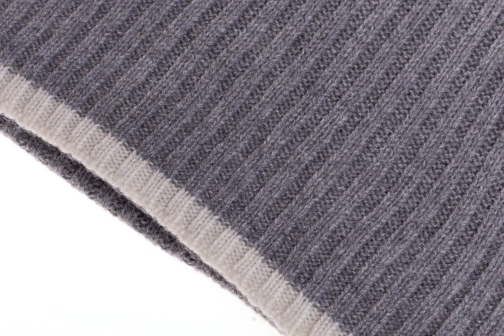 Siv šal z mehkimi kašmirnimi robovi