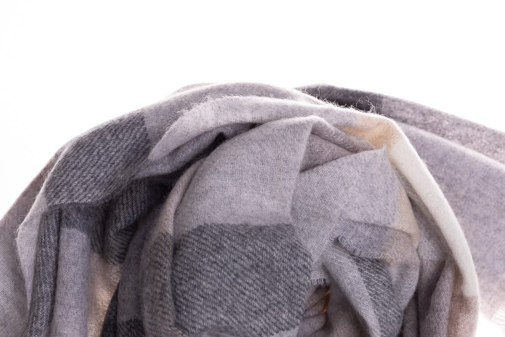 Sciarpa in cashmere a quadri grigia e beige