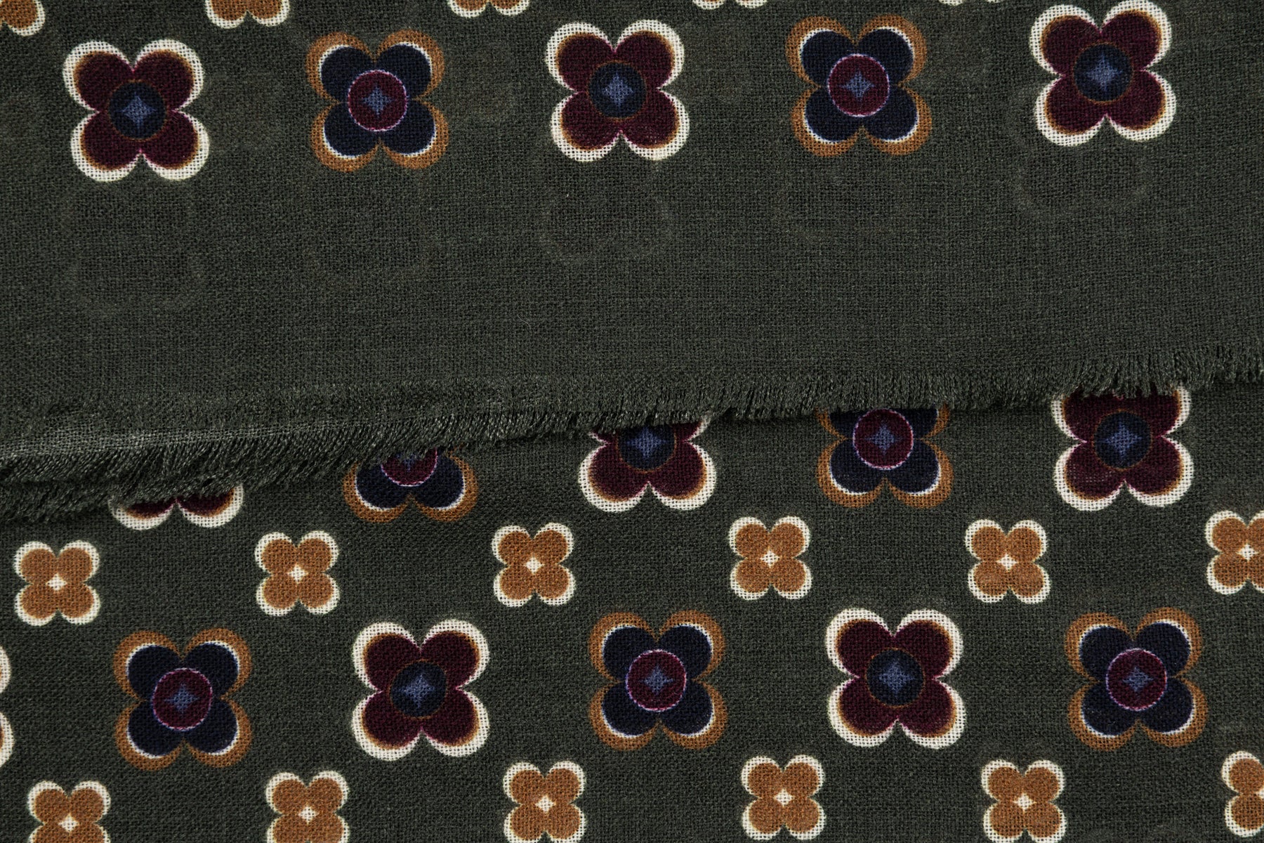 Sciarpa fondo verde in fantasia floreale pura lana