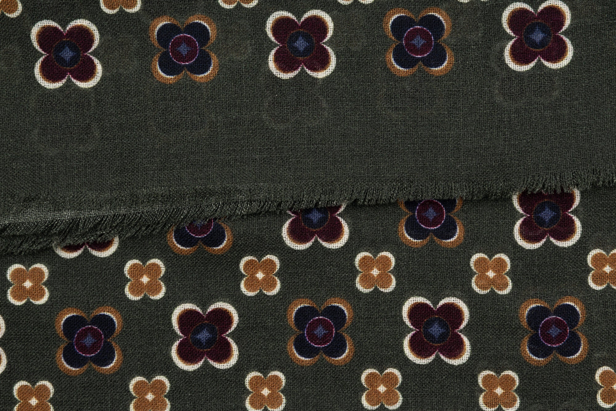 Sciarpa fondo verde in fantasia floreale pura lana