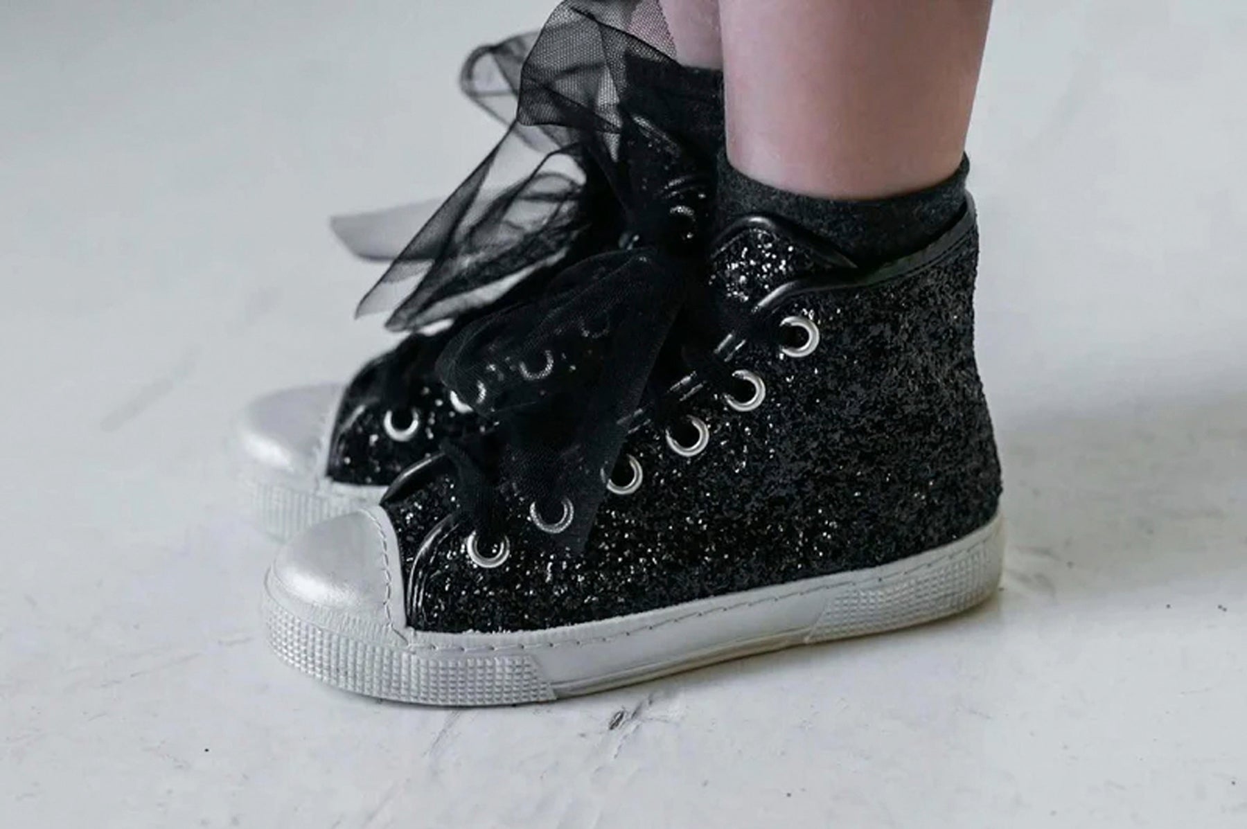 BASKET À PAILLETTES HAUTES AVEC LACETS EN TULLE