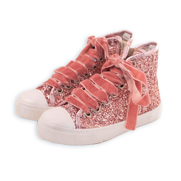 ZAPATILLA DE ALTA BRILLO CON CORDONES DE VELVET