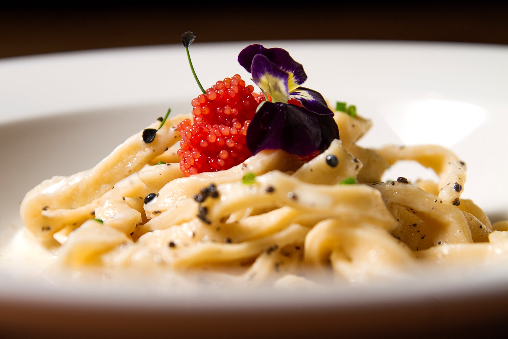 huevas rojas de lumpo con tallarines de trufa