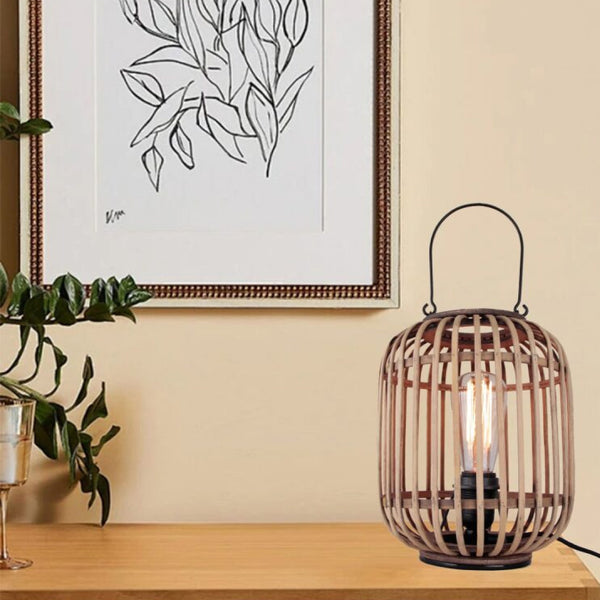 Various Woven tafellamp Ø22 cm geplaatst op een bijzettafel, die een warme, sfeervolle verlichting verspreidt.