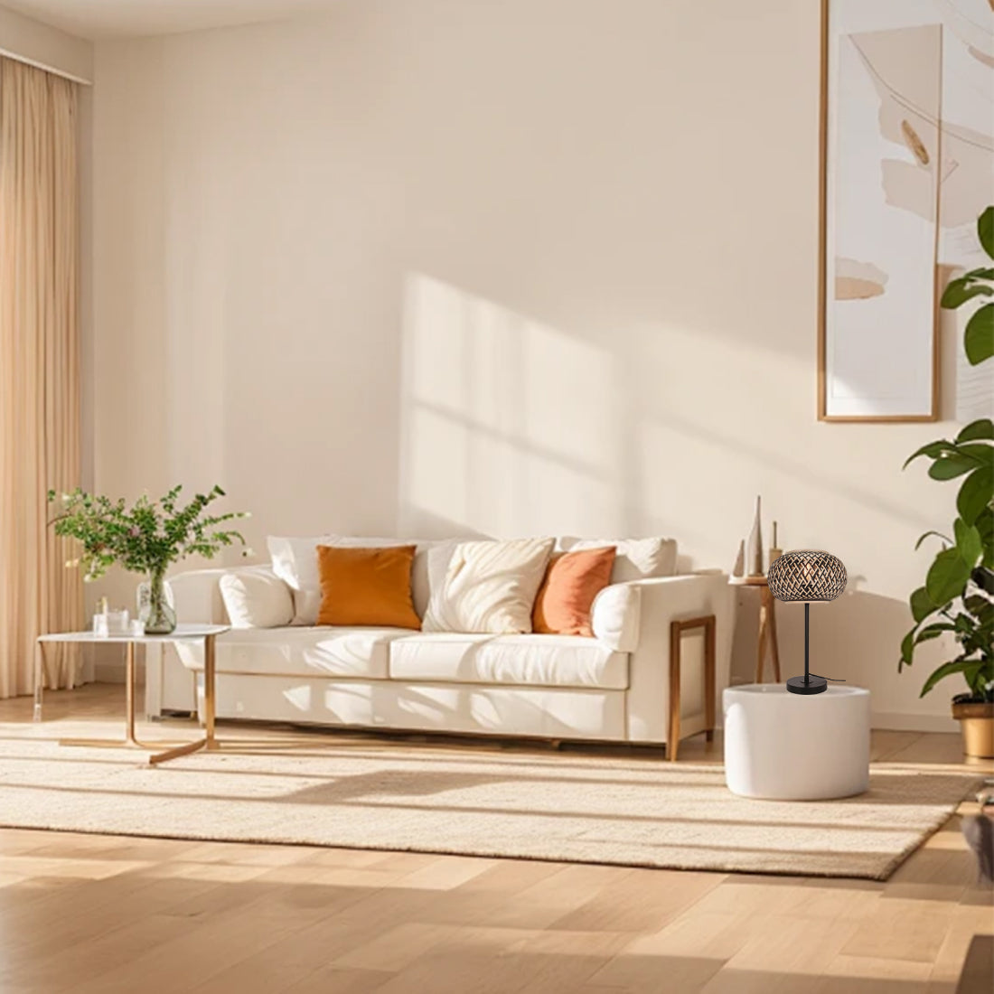 Various Weaving tafellamp Ø28 cm op een bijzettafel in een boho interieur, die een warme, sfeervolle verlichting verspreidt