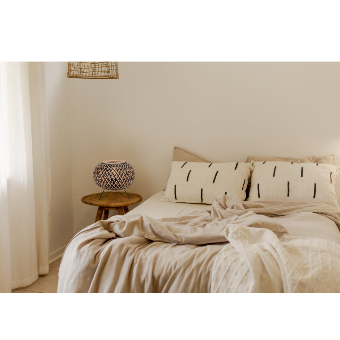 Various Tafellamp Weaving Ø28 cm op een bijzettafel in een modern boho interieur, die warme verlichting verspreidt.