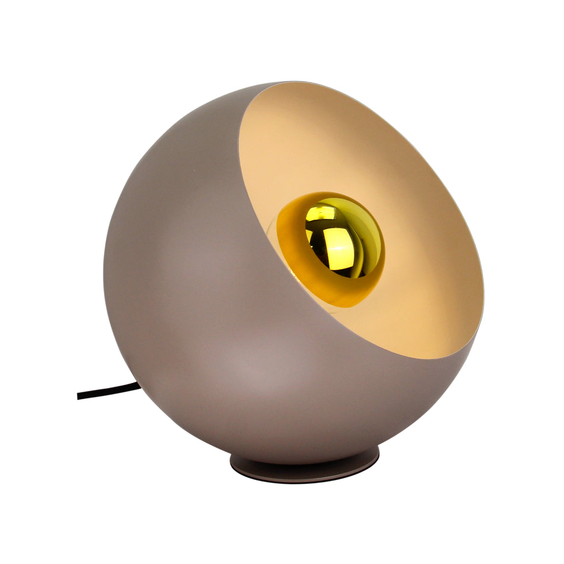 De taupe Occhio tafellamp voegt een moderne touch toe aan je interieur. Perfect voor sfeervolle avonden en gezellige momenten.