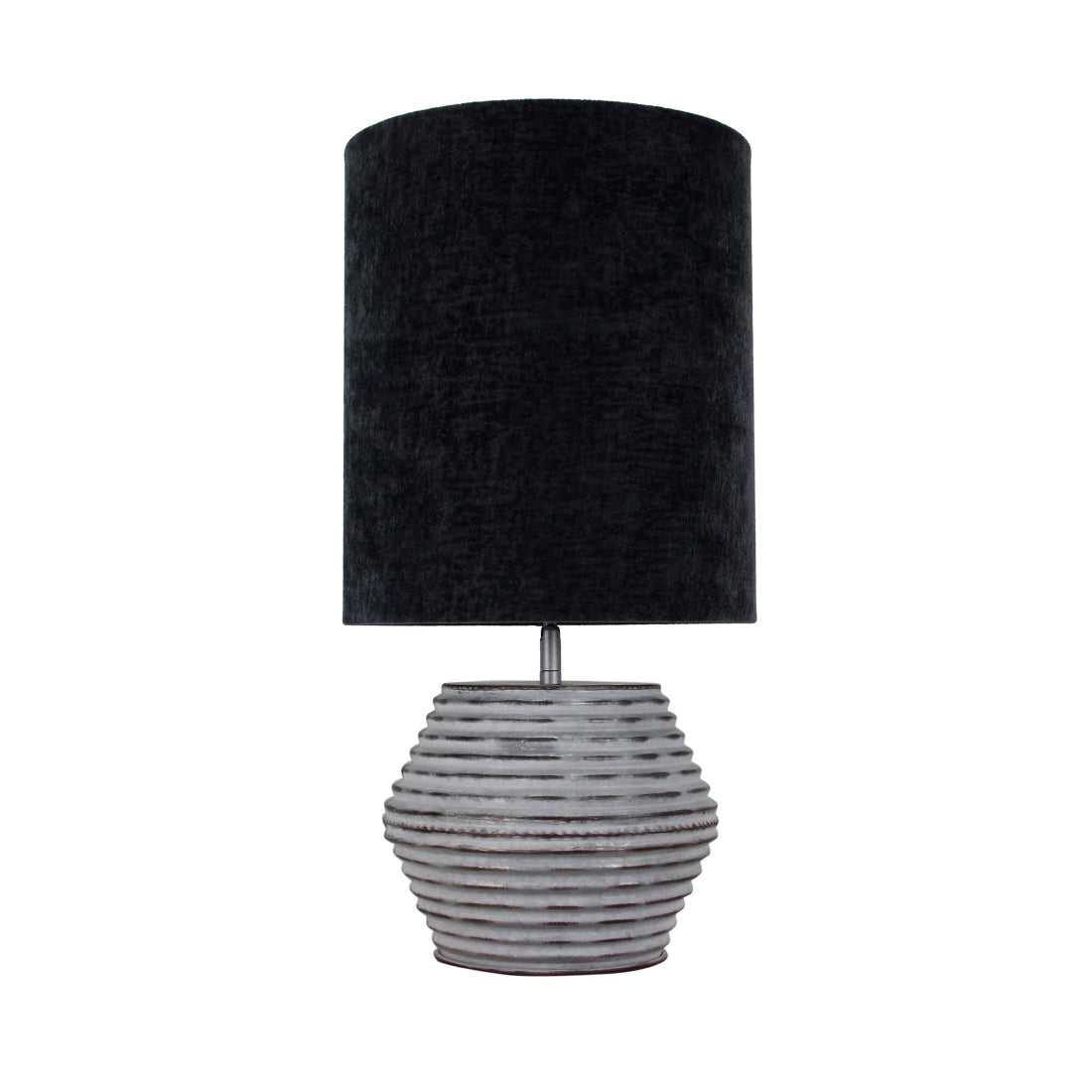 Deze moderne zilveren tafellamp voegt een eigentijdse touch toe aan je interieur. Perfect voor sfeervolle avonden!