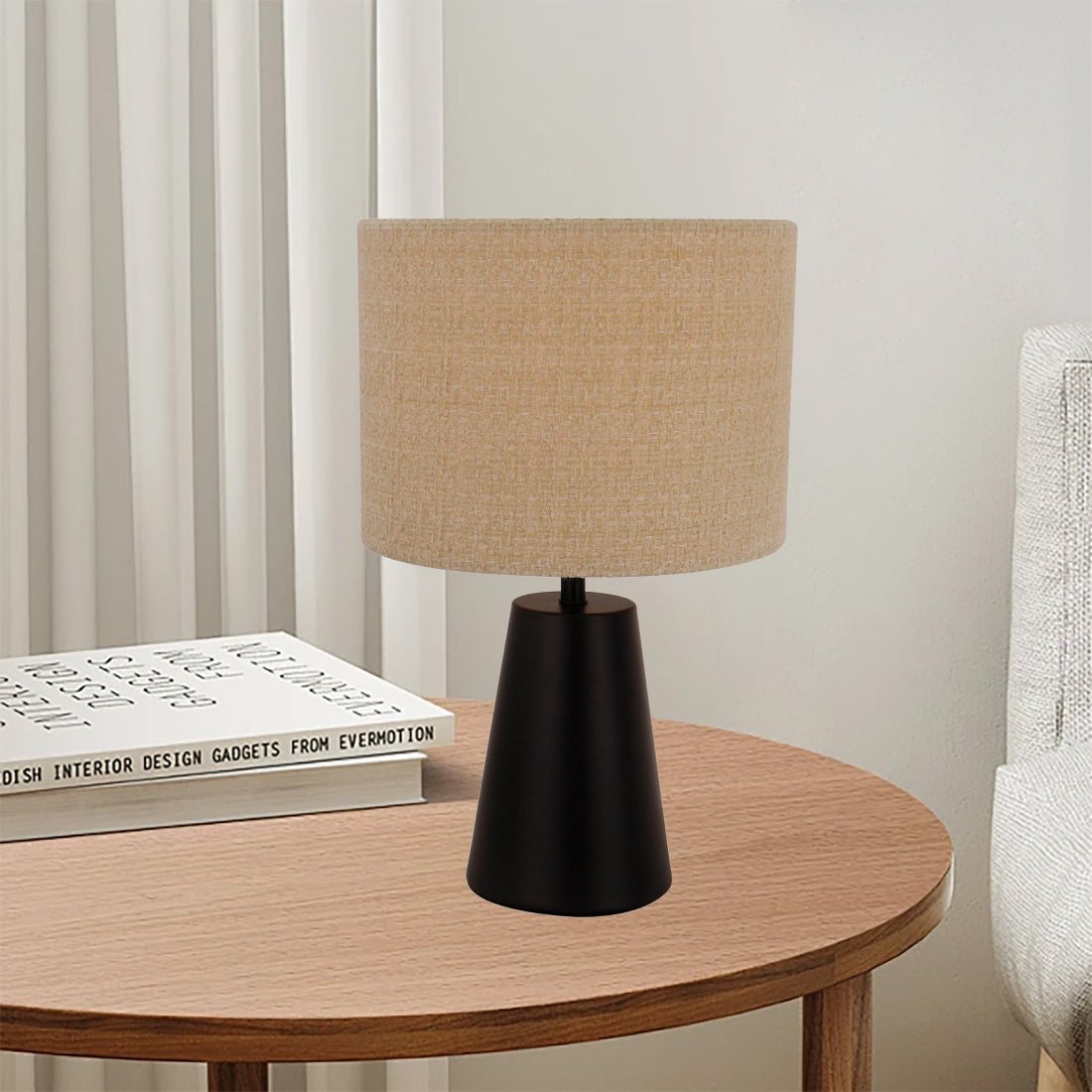 Design-Tischlampe mit E27-Fassung und konischer Metallbasis.