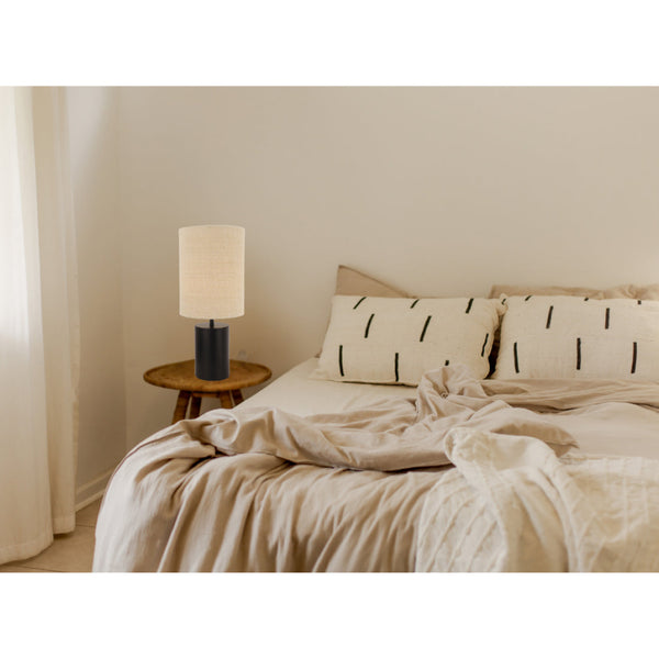 Lagos Tischlampe mit E27-Fassung von Various. Kompaktes Design (Ø18 cm, 43 cm Höhe) – verfügbar in Schwarz.