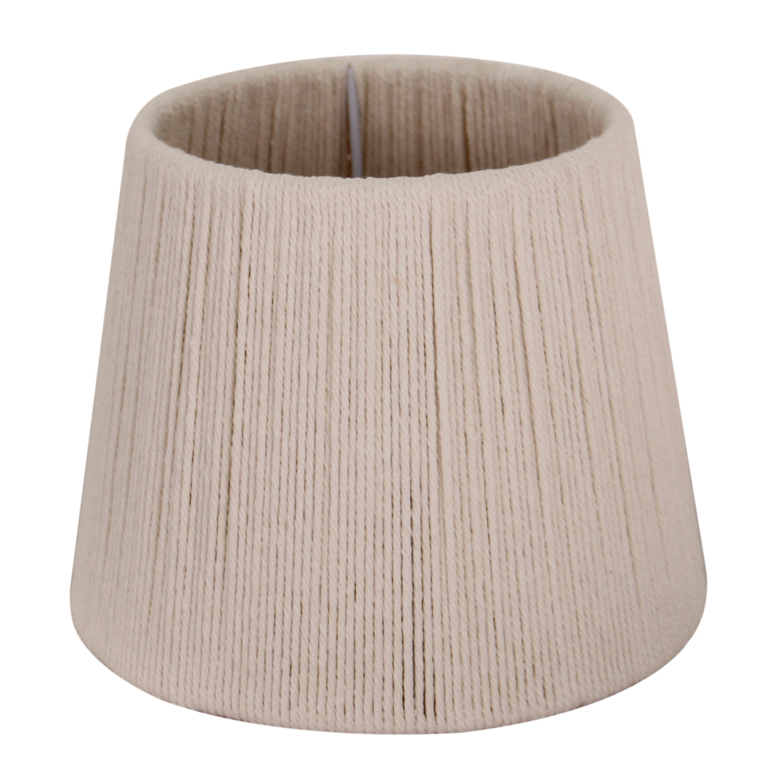 Ronde wit-beige lampenkap gemaakt van verticaal geweven katoenen koorden.