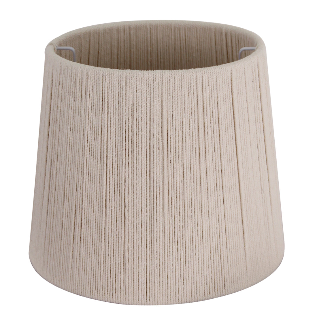 Ronde wit-beige lampenkap gemaakt van verticaal geweven katoenen koorden.