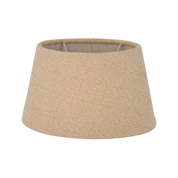 Khaki ovale lampenkap tegen een lichte achtergrond.