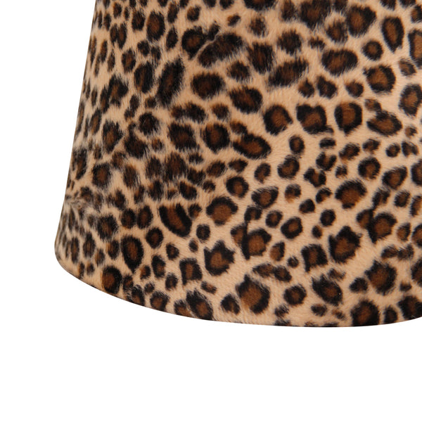 Detailopname van de fluwelen stof met pantermotief en de hoogwaardig afgewerkte rand.