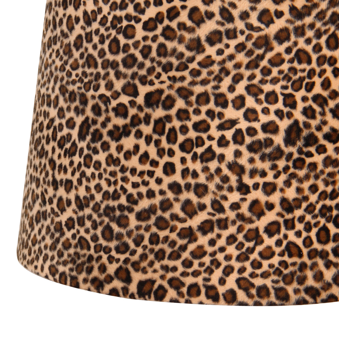 Close-up van de zachte fluwelen stof met gedetailleerd zwart-bruin pantermotief.