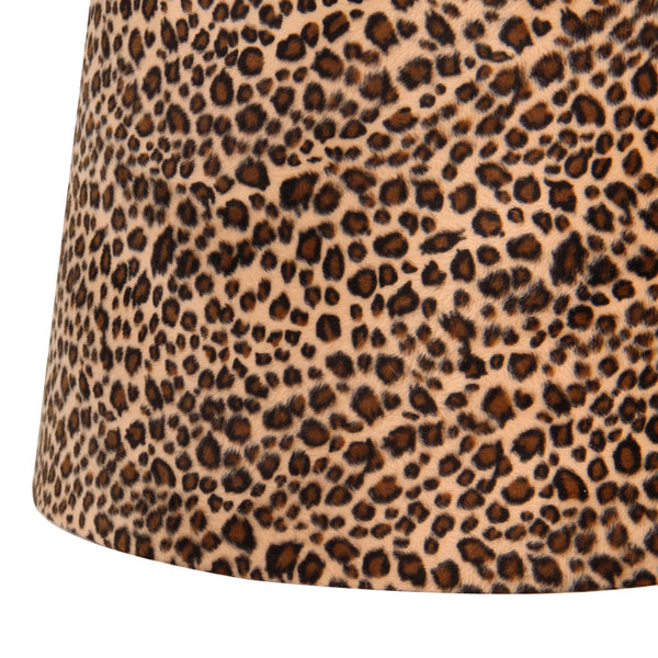 Close-up van de zachte fluwelen stof met gedetailleerd zwart-bruin pantermotief.