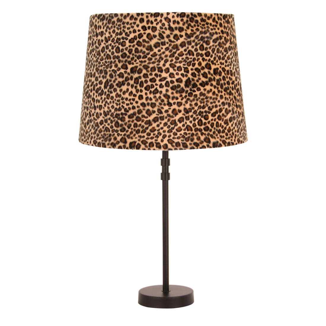 Sfeervol verlichte hoek met een zwarte lampvoet en een goudkleurige gloed door de panterprint kap.