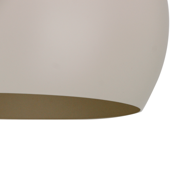 Die Sfera Deckenleuchte von Various, 1-flammig, Ø25 cm, in Crème, sorgt für sanftes, blendfreies Licht und ein elegantes Wohngefühl.