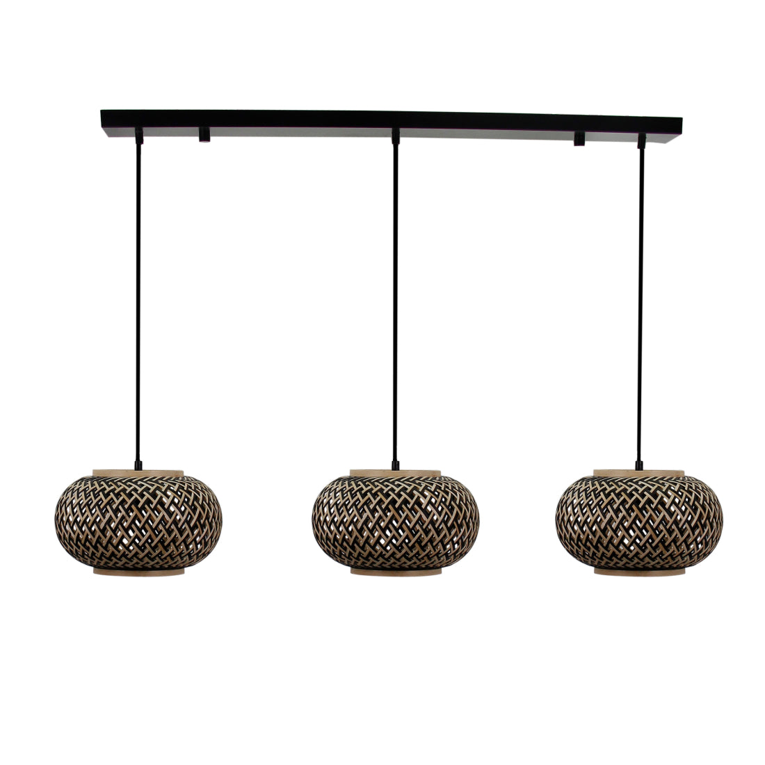 3-flammige Pendelleuchte über dem Esstisch – natürliche Bambusstruktur
