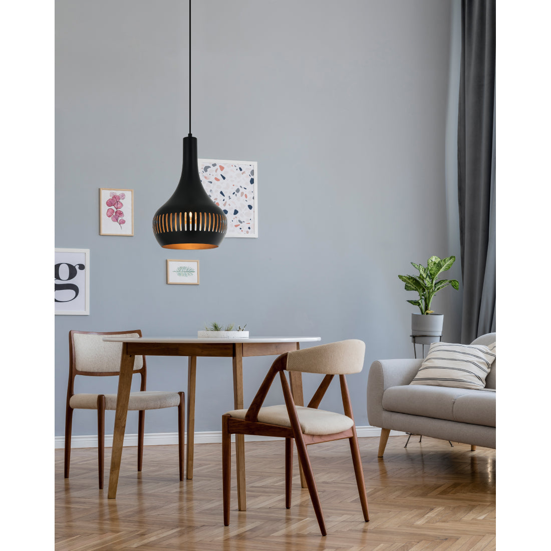 De Various Canna hanglamp in zwart heeft een Ø25 cm kap. Een moderne, stijlvolle hanglamp die een eigentijdse uitstraling biedt voor elk interieur.