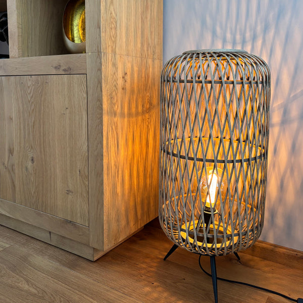 1-flammige Various Cross Stehlampe aus Bambus, Ø35 cm, schafft gemütliche Wohnatmosphäre.