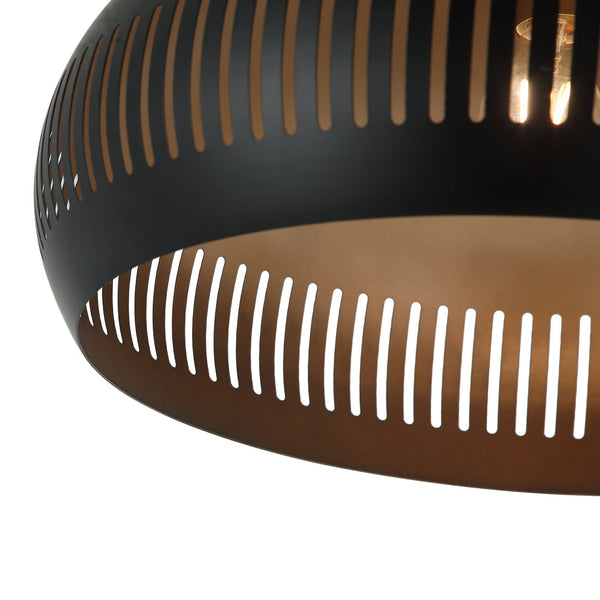 De Various Duomo hanglamp in zwart heeft een Ø50 cm kap. Een moderne, stijlvolle hanglamp die een eigentijdse uitstraling biedt voor elk interieur.