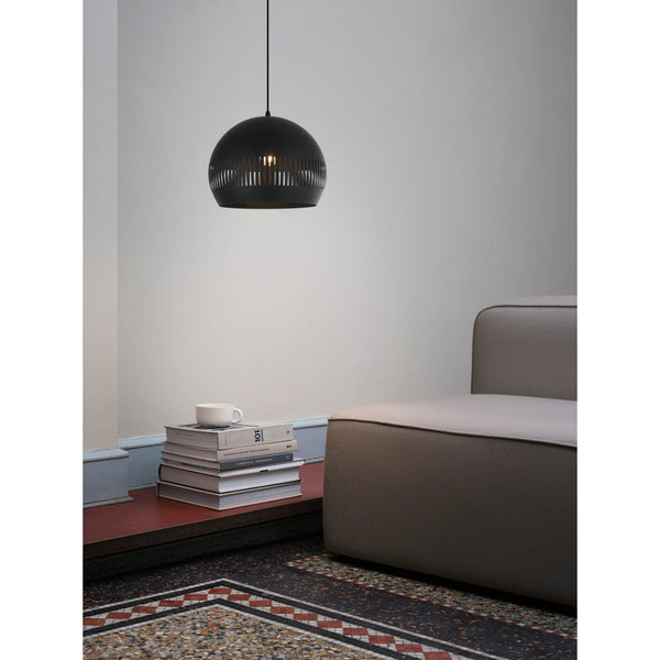 De Various Globo hanglamp in zwart heeft een Ø40 cm kap. Een moderne, stijlvolle tafellamp die een eigentijdse uitstraling biedt voor elk interieur.