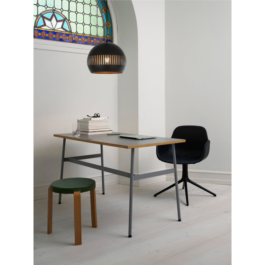 De Various Globo hanglamp in zwart heeft een Ø50 cm kap. Een moderne, stijlvolle tafellamp die een eigentijdse uitstraling biedt voor elk interieur.