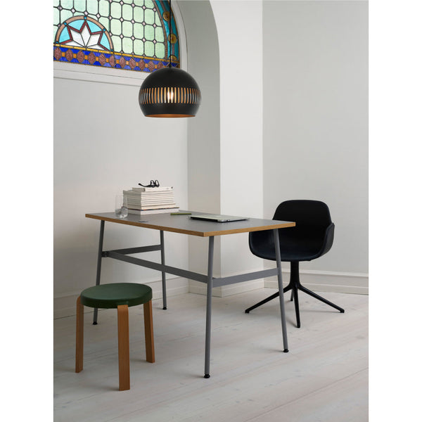 De Various Globo hanglamp in zwart heeft een Ø50 cm kap. Een moderne, stijlvolle tafellamp die een eigentijdse uitstraling biedt voor elk interieur.