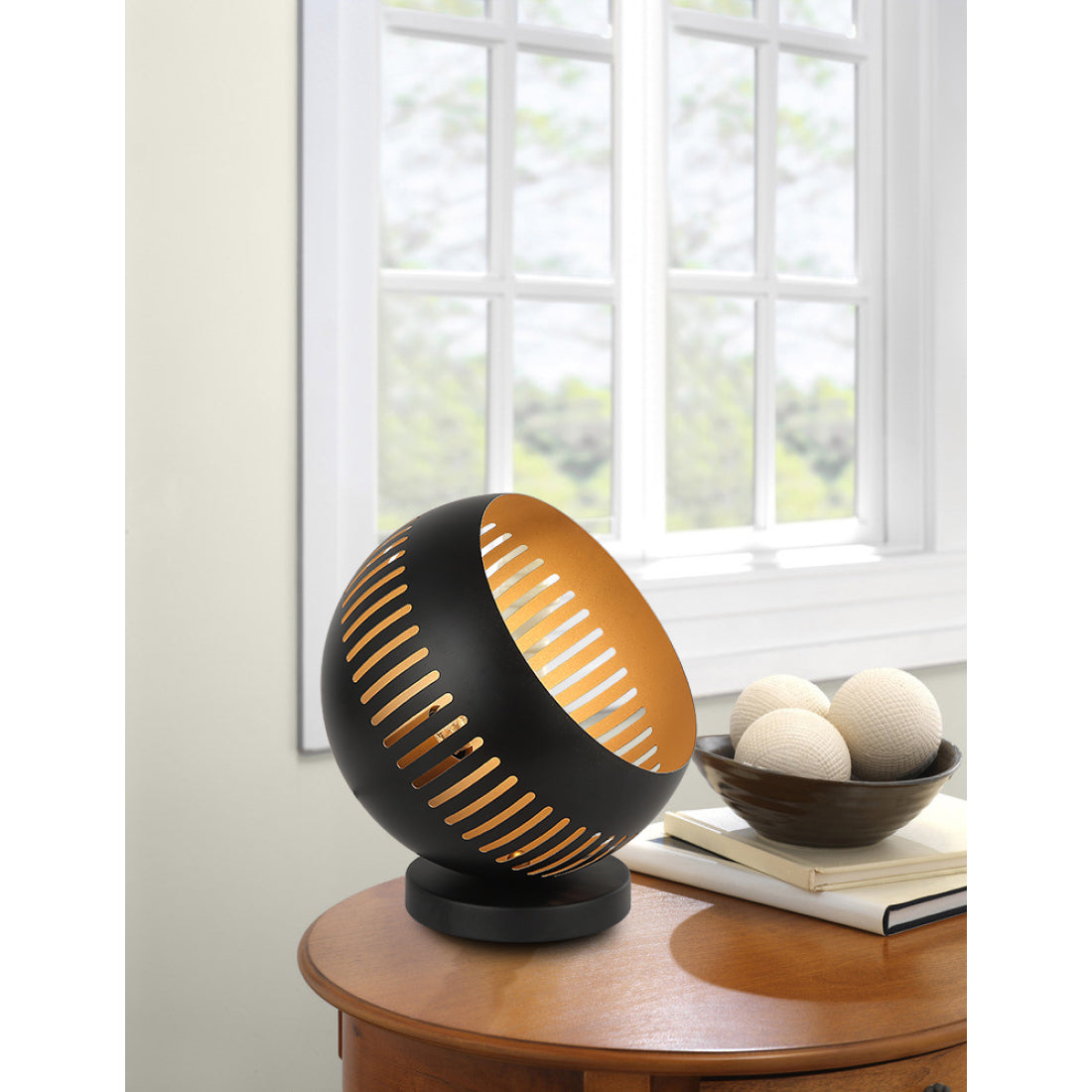 De Various Globe tafellamp in zwart heeft een Ø25 cm kap. Een moderne, stijlvolle tafellamp die een eigentijdse uitstraling biedt voor elk interieur.