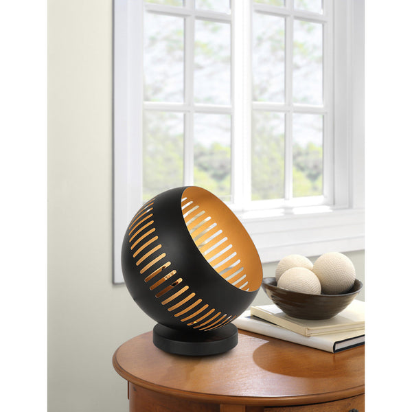 De Various Globe tafellamp in zwart heeft een Ø25 cm kap. Een moderne, stijlvolle tafellamp die een eigentijdse uitstraling biedt voor elk interieur.