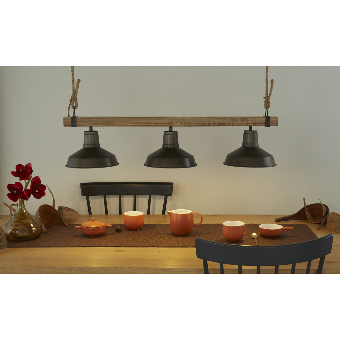 De Various Max hanglamp in zwart heeft een Ø24 cm kap. Een moderne, stijlvolle hanglamp die een eigentijdse uitstraling biedt voor elk interieur.