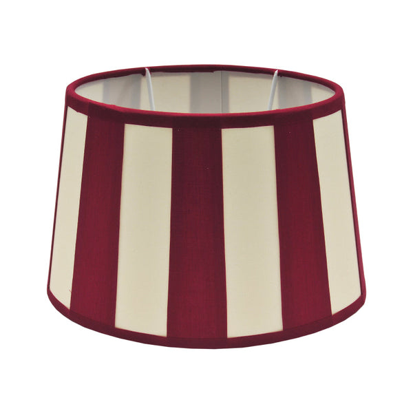 De Various Oval lampenkap in rood/creme heeft een diameter van 26 cm. Combineer met een lampenvoet die bij jouw interieur past!