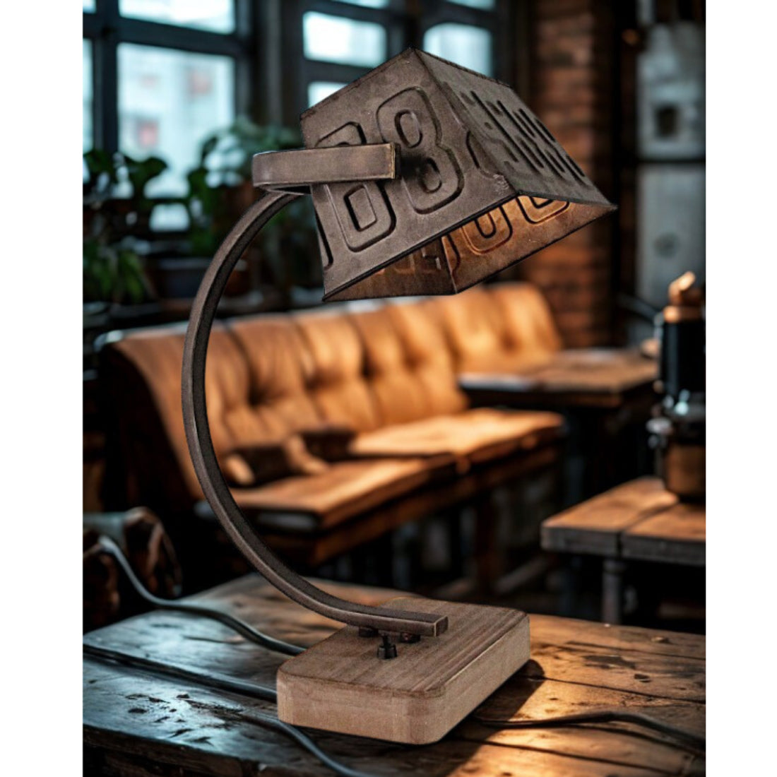 Various tafellamp 39 cm geplaatst op een bureau of bijzettafel, die een warme industriële sfeer geeft.