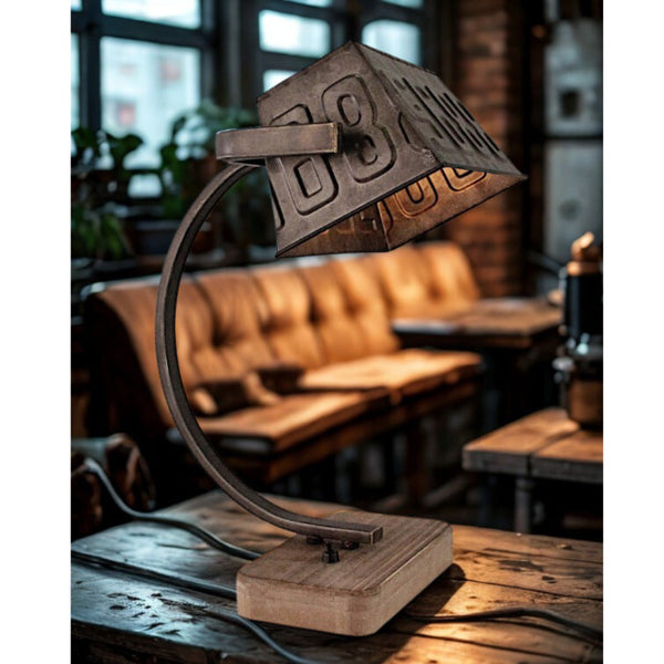 Various tafellamp 39 cm geplaatst op een bureau of bijzettafel, die een warme industriële sfeer geeft.