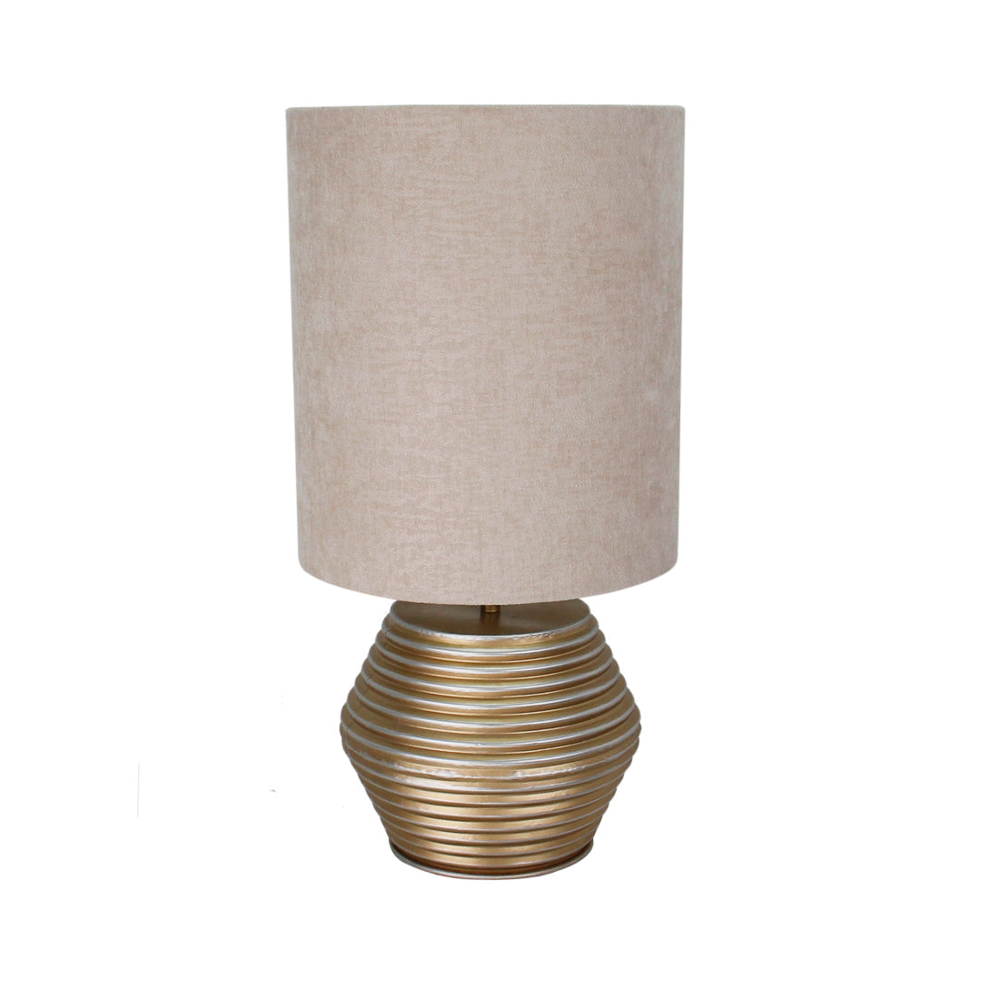 De Various Tin tafellamp in goud heeft een Ø28 cm kap. Een moderne, stijlvolle tafellamp die een eigentijdse uitstraling biedt voor elk interieur.