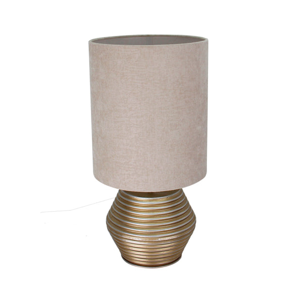 De Various Tin tafellamp in goud heeft een Ø28 cm kap. Een moderne, stijlvolle tafellamp die een eigentijdse uitstraling biedt voor elk interieur.