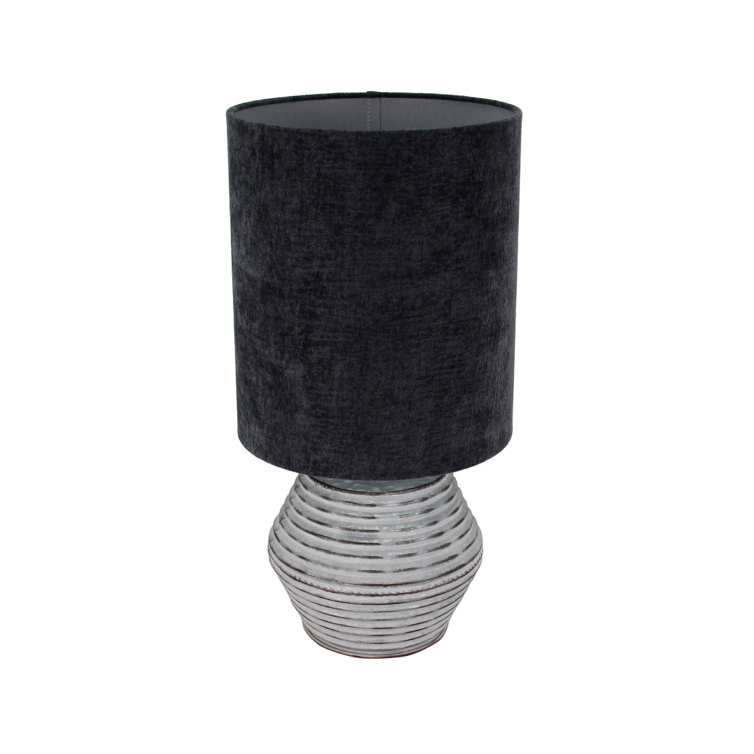 De Various Tin tafellamp in zilver heeft een Ø28 cm kap. Een moderne, stijlvolle tafellamp die een eigentijdse uitstraling biedt voor elk interieur.