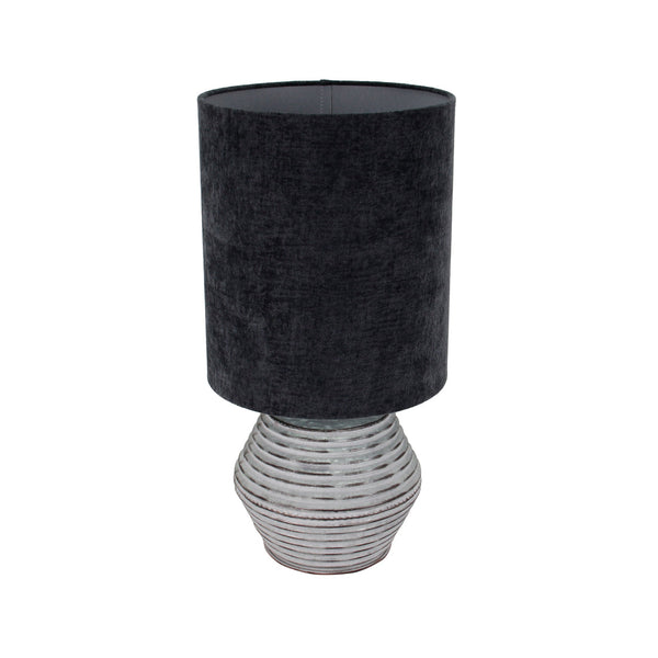 De Various Tin tafellamp in zilver heeft een Ø28 cm kap. Een moderne, stijlvolle tafellamp die een eigentijdse uitstraling biedt voor elk interieur.